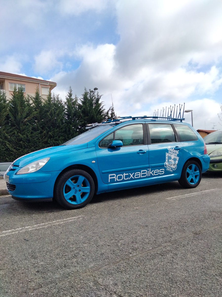 Nuestro coche de equipo tiene nuevos colores de la mano de Satori Garaje.
Los estrenamos en la carrera de juveniles de mañana en Estella (<a href="/CcestellaL/">Ccestella/LizarraTe</a>)
Que os parece como ha quedado?