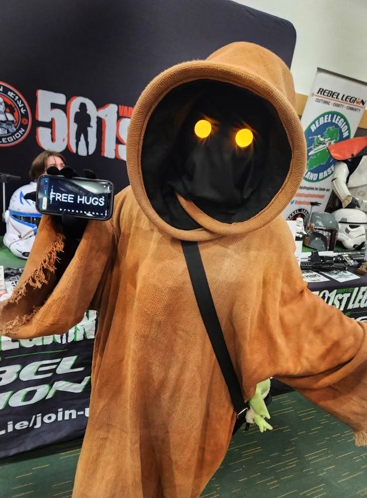 False advertising here by our cunning Jawa. The hugs may be free, but you'll have to payout a small fortune in credits to get your droid parts back!

Photo credit: @liamy__wan__kenobi

#rebellegionireland #RebelLegionIrelandBase #WeAreTheGoodGuys #wretchedhive  #jawa  #droid