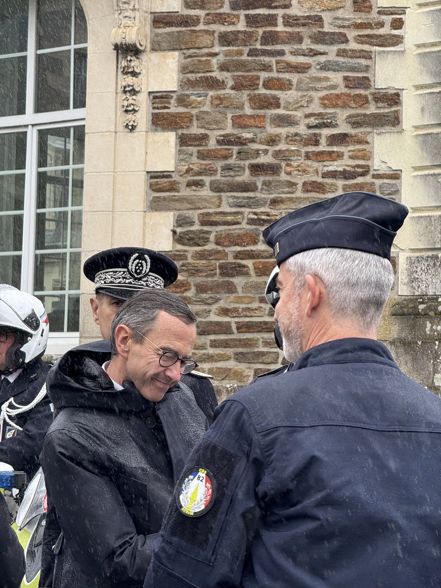 GeismarLuc's tweet photo. @BrunoRetailleau est venu a #Nantes dans le cadre de la lutte contre le #narcotrafic 
Je l’ai croisé au CRS82 où j’accompagnais @sandrinejossoan 
Nous avons pu constater le très fort engagement des forces de l’ordre qui méritent la gratitude et le respect de tous les Français🇫🇷 https://t.co/u6Khyh9aFf