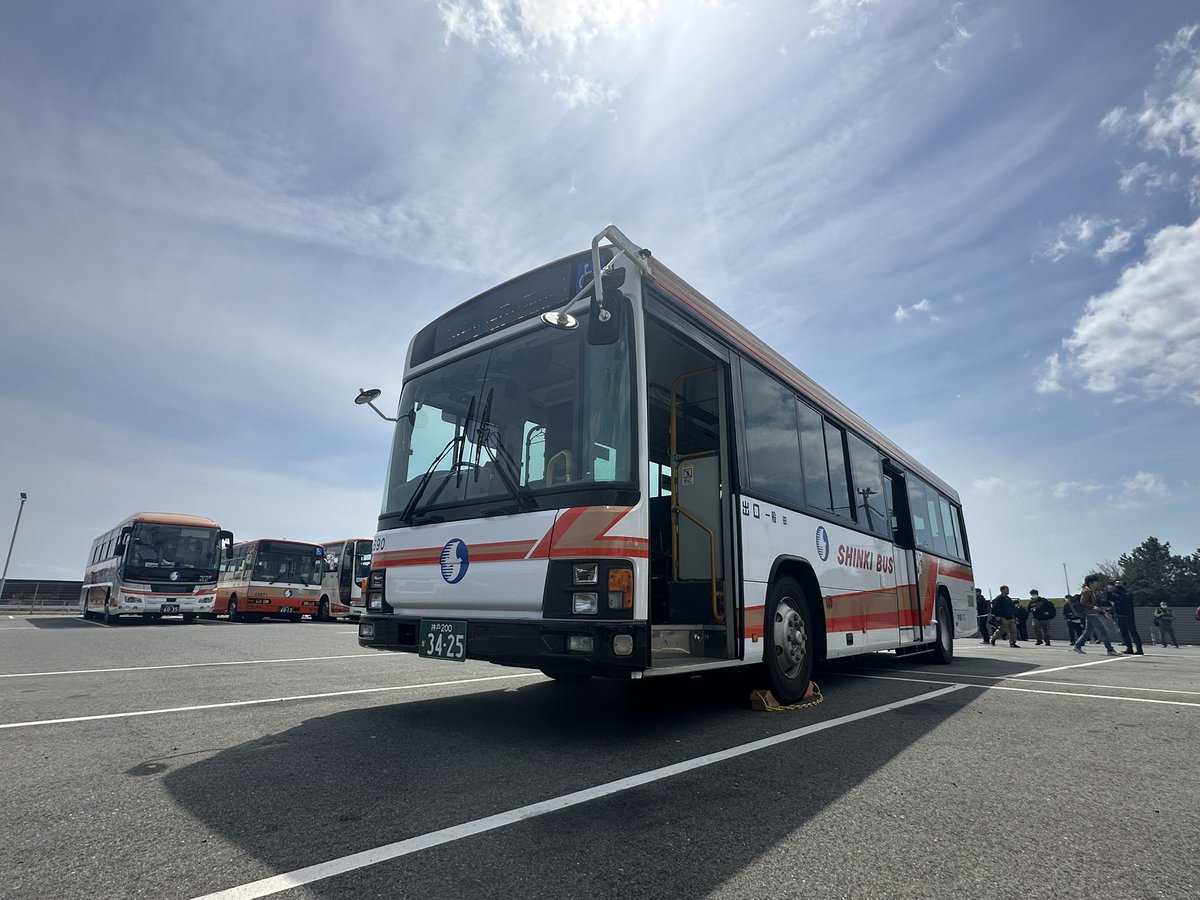 a2c1109's tweet image. 14系統三田駅〜谷上駅〜神戸駅南口線臨時運行ツアーに参加。
とても素晴らしい企画でした。企画に携われた神姫バス様はじめ、皆様に感謝。
しかし、田2690の誕生秘話として、車両担当の方の思いで誕生したことにびっくり🫢