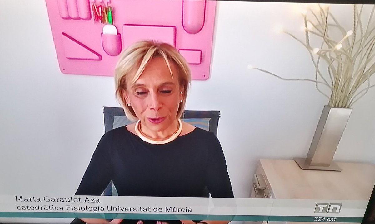 Avui al #TNVespre de <a href="/som3cat/">3Cat</a> han entrevistat una catedràtica de Múrcia perquè ens expliqui, en castellà, a quines hores hem de menjar. Perquè tots sabem que a Catalunya no hi ha cap especialista que ens ho pugui explicar en el nostre idioma, oi?
Naturalitzant el bilingüisme.