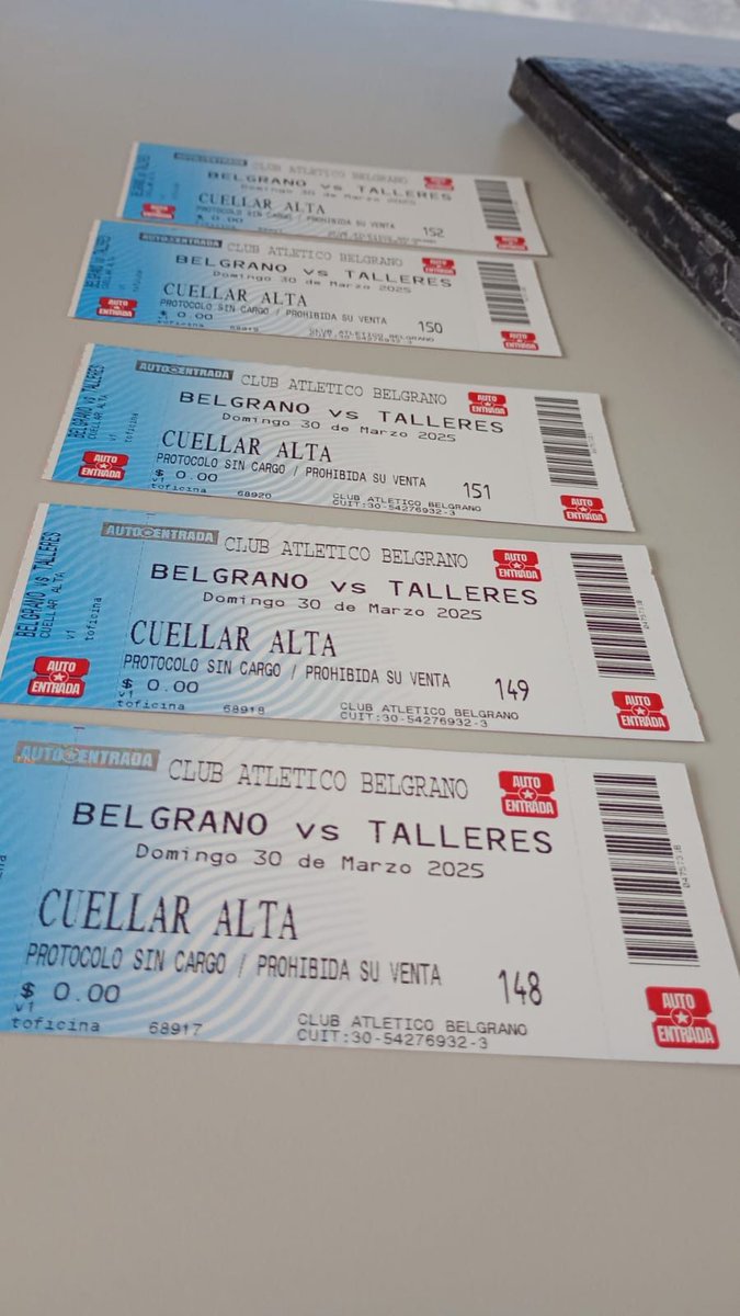 Me llegaron estas fotos de belgrano regalando entradas para el clásico, POR FAVOR NO LAS VIRALIZEN!!!!!

Que NADIE se entere que el más convocante regala entradas en el partido más importante que tienen en el año.