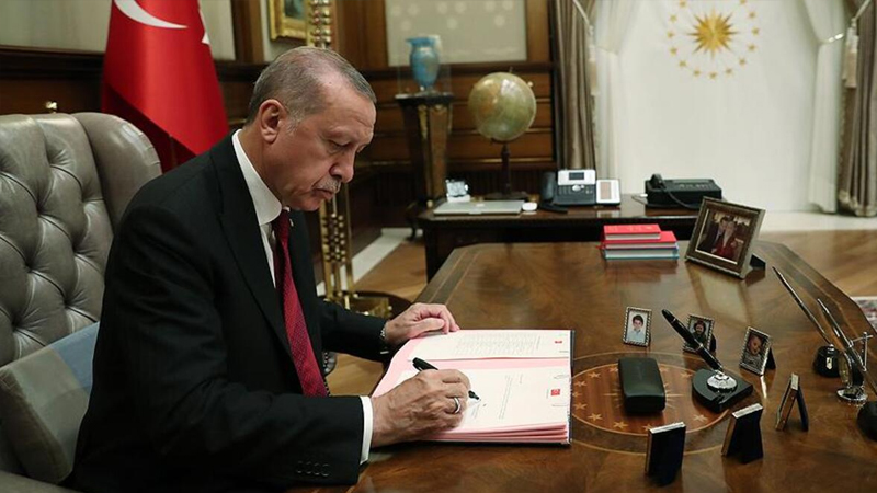 Cumhurbaşkanı Erdoğan, bayram öncesi 10 hükümlünün kalan cezasını kaldırdı.

📌Cezası kaldırılanlar arasında, Hizbullah davaları kapsamında ağırlaştırılmış müebbet cezası alan Şehmus Alpsoy ve müebbet cezası alan Hamit Çöklü de bulunuyor.