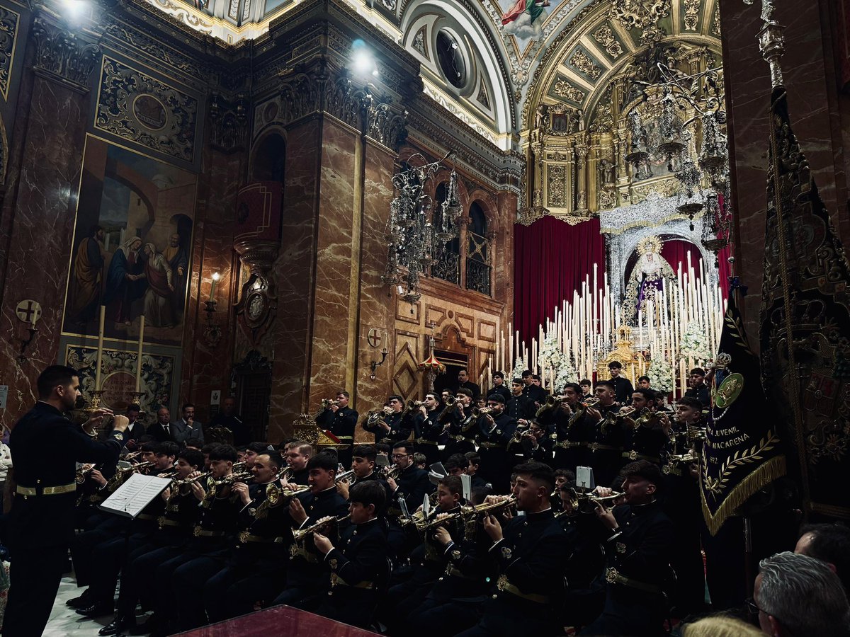 BandaCenturia's tweet photo. Finaliza el concierto de nuestra @BandaCenturia Juvenil bajo la mirada de la 𝐕𝐢𝐫𝐠𝐞𝐧 𝐝𝐞 𝐥𝐚 𝐄𝐬𝐩𝐞𝐫𝐚𝐧𝐳𝐚. 

Como sorpresa para todos, hoy han estrenado banderín por primera vez en la historia de la Banda Juvenil. 

¡El futuro de la Centuria está asegurado!

#SonesMacarenos
