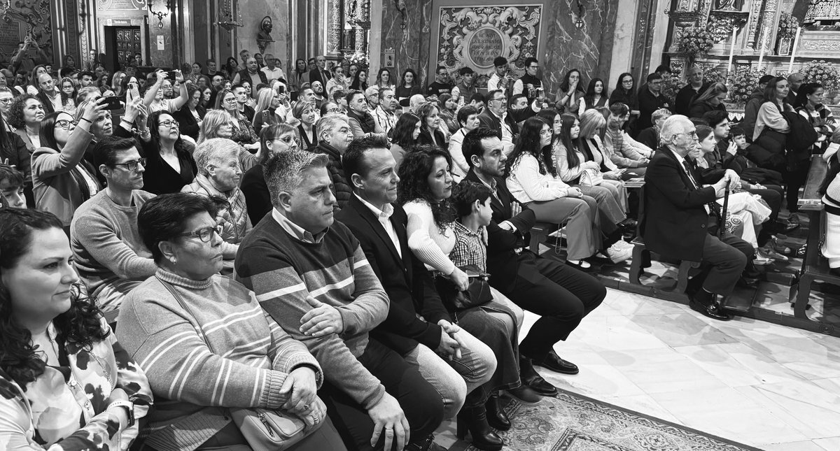 BandaCenturia's tweet photo. Finaliza el concierto de nuestra @BandaCenturia Juvenil bajo la mirada de la 𝐕𝐢𝐫𝐠𝐞𝐧 𝐝𝐞 𝐥𝐚 𝐄𝐬𝐩𝐞𝐫𝐚𝐧𝐳𝐚. 

Como sorpresa para todos, hoy han estrenado banderín por primera vez en la historia de la Banda Juvenil. 

¡El futuro de la Centuria está asegurado!

#SonesMacarenos