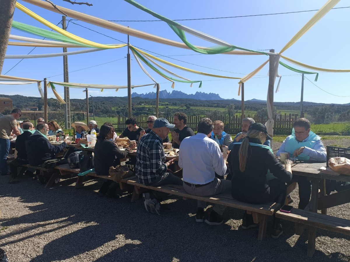 Una calçotada de luxe amb <a href="/JuntsBages/">JuntsBages</a> amb un teló de fons excepcional a <a href="/MasPortell/">Mas Portell</a> i amb una companyia inigualable