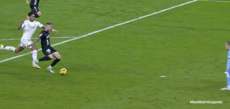 marcus_1105's tweet photo. ATRACO HISTORICO DEL REAL MADRID
-Penal a Arda Guler que NO es 
-Gol con fuera de juego de Camavinga que obstruye al portero (ni se contempla en revisión)
-Penal claro de Bellingham a Dani Raba que no se paran ni 30s en revisar
-Gol de una falta que no es (con amarilla incluida) https://t.co/kJ7dLqecPT