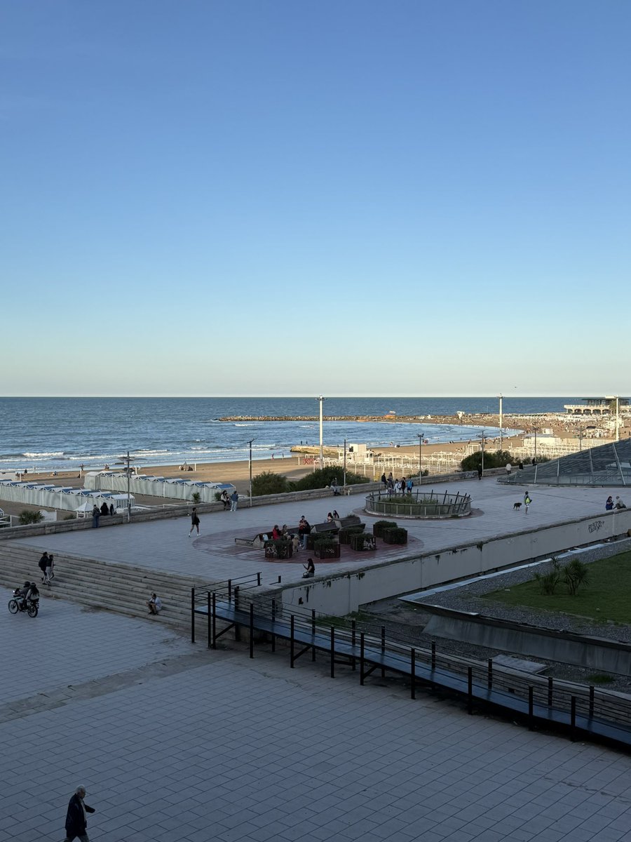 El Hermitage, visto desde la segunda planta del Provincial. El Edificio Demetrio Elíades, el Havanna. Y playa Bristol. Qué lindo que es estar en Mar del Plata, de las mejores ciudades que existen, con baja conciencia argentina sobre lo que esta maravilla implica a nivel mundial.