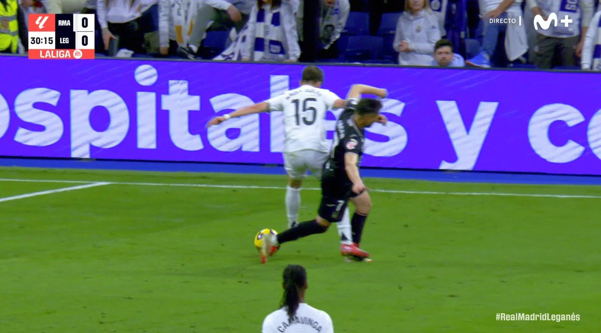 marcus_1105's tweet photo. ATRACO HISTORICO DEL REAL MADRID
-Penal a Arda Guler que NO es 
-Gol con fuera de juego de Camavinga que obstruye al portero (ni se contempla en revisión)
-Penal claro de Bellingham a Dani Raba que no se paran ni 30s en revisar
-Gol de una falta que no es (con amarilla incluida) https://t.co/kJ7dLqecPT