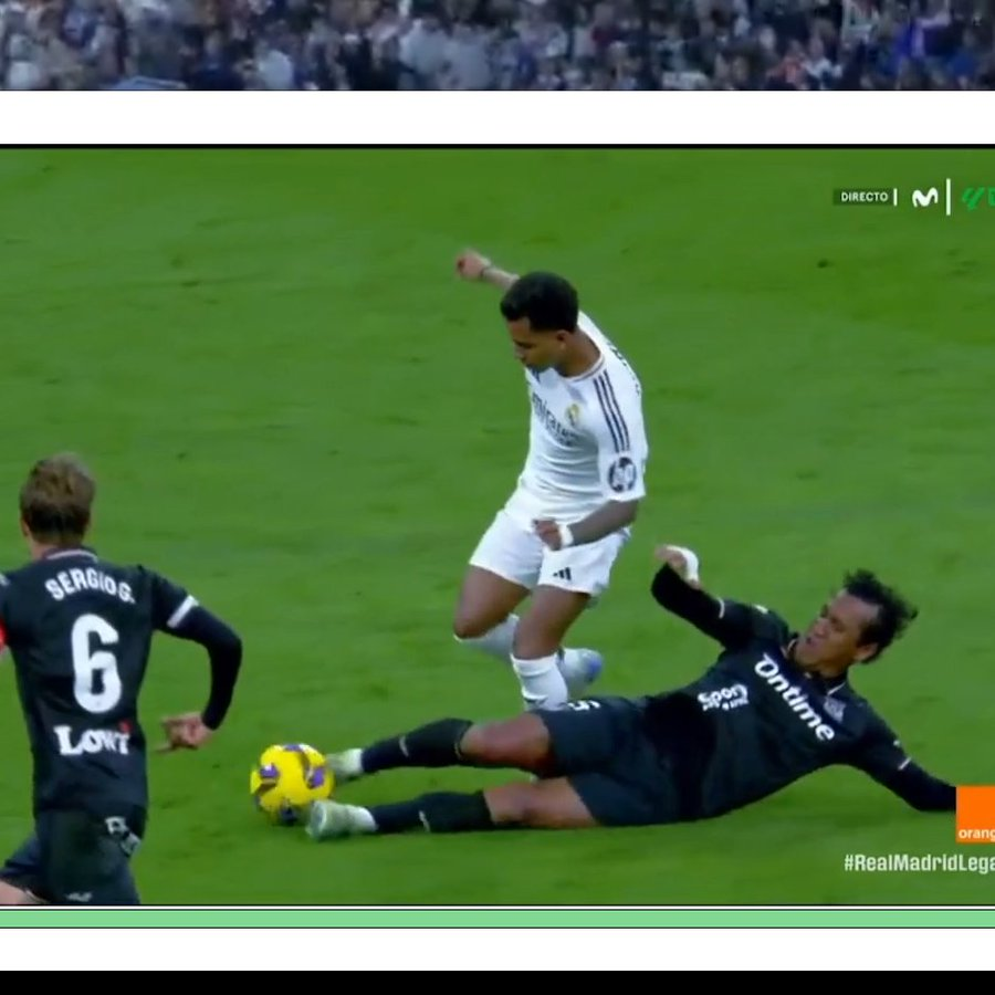 marcus_1105's tweet photo. ATRACO HISTORICO DEL REAL MADRID
-Penal a Arda Guler que NO es 
-Gol con fuera de juego de Camavinga que obstruye al portero (ni se contempla en revisión)
-Penal claro de Bellingham a Dani Raba que no se paran ni 30s en revisar
-Gol de una falta que no es (con amarilla incluida) https://t.co/kJ7dLqecPT