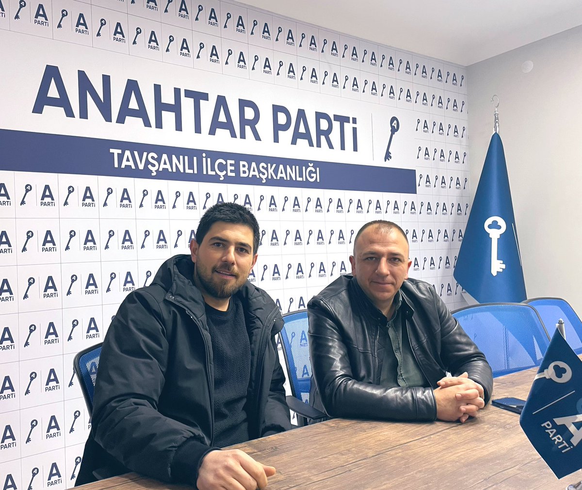 guven855's tweet photo. Biz kalbimizi,arkadaşlarımızla beraber,milletimizin,devletimizin istikbaline çiviledik..Yavuz AĞIRALİOĞLU 
Bir Bayrak Sevdası Bir Vatan Davası🇹🇷
@yavuzagiraliog 
@anahtarparti https://t.co/TayYFxS8B0