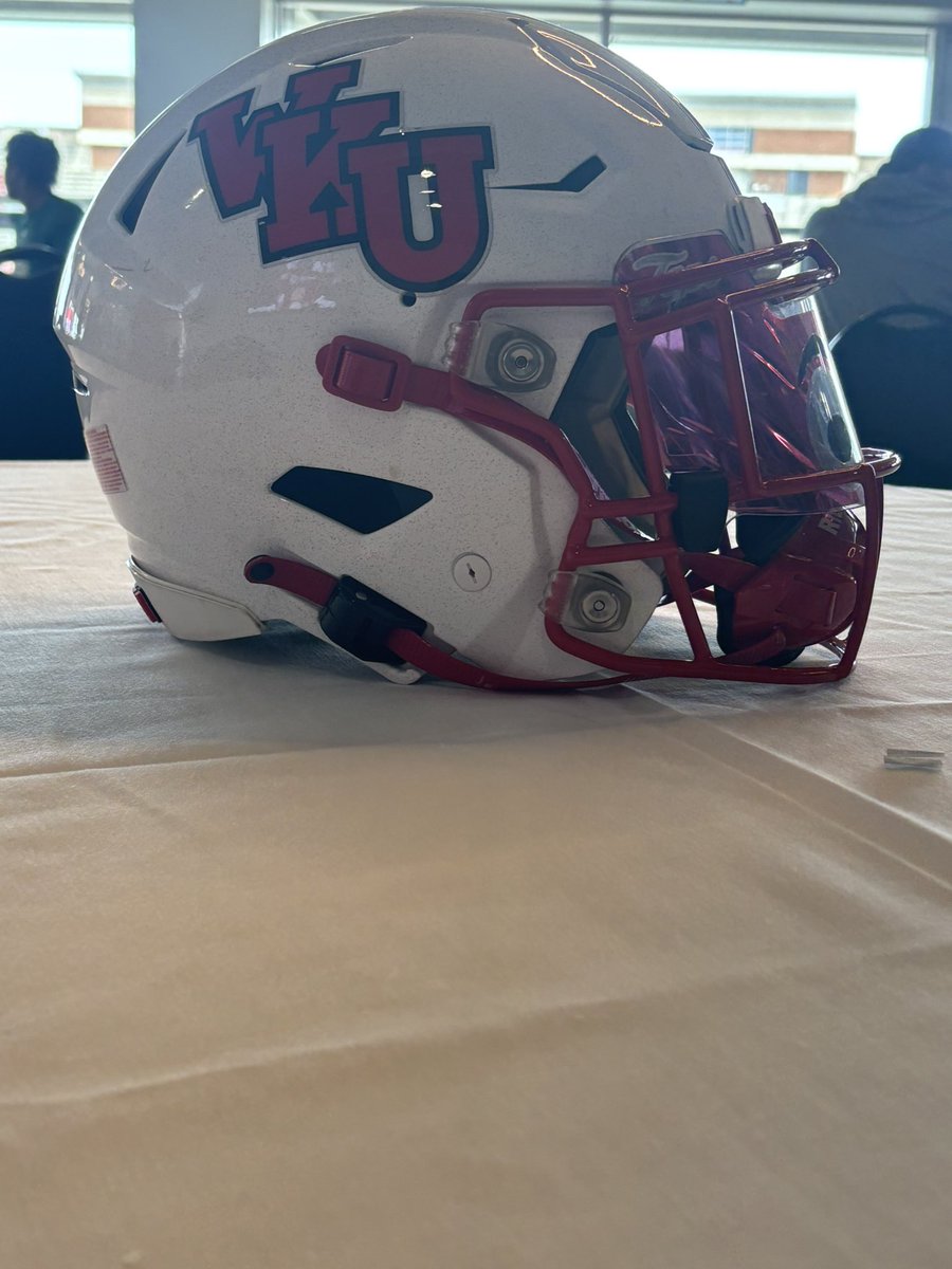 Had an amazing time today on the Hill! I appreciate <a href="/CoachBernardi74/">Joe Bernardi</a> for having me down! Can’t wait to come back soon!! 
<a href="/Montgomery_DHHS/">Ryan Montgomery</a> <a href="/HayesFootball19/">Delaware Hayes Football</a> <a href="/Coach_StrickOL/">Coach Strickland</a> <a href="/Coach_Helton/">Tyson Helton</a> <a href="/CoachThurm87/">Coach Jarae Thurmond</a>