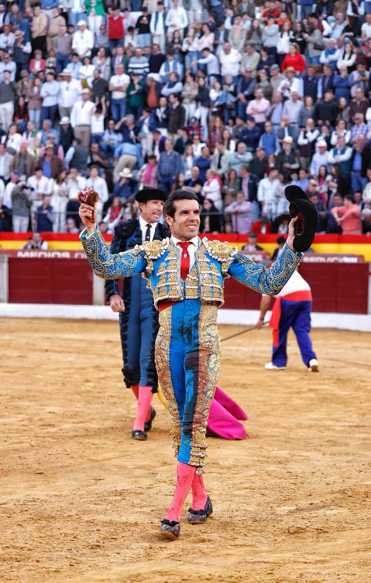 TauroemocionExt's tweet photo. 📸📸 𝗘𝗡 𝗙𝗢𝗧𝗢𝗦, revive la gran tarde que hemos vivido en 𝗔𝗟𝗠𝗘𝗡𝗗𝗥𝗔𝗟𝗘𝗝𝗢, que ha supuesto el regreso a los ruedos de 𝗠𝗢𝗥𝗔𝗡𝗧𝗘 𝗗𝗘 𝗟𝗔 𝗣𝗨𝗘𝗕𝗟𝗔. 👇👇

Galería completa: https://t.co/iQj8S8pLAS https://t.co/YxdRldQp8w