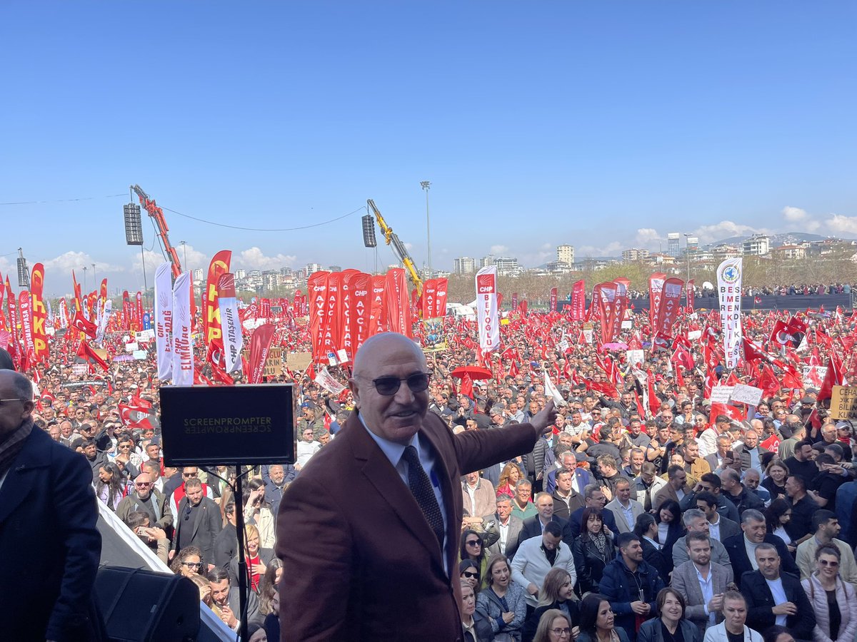 Mahmut Tanal:

"Erdoğan, Hizbullah davasında ağırlaştırılmış müebbet cezası alan iki hükümlüyü affetti.

Peki ya cezaevinde bayramı gözü yaşlı geçiren, suçsuz günahsız öğrenciler? Hastalık bahanesiyle katiller serbest, ama annelerinin duasına muhtaç gençler parmaklıklar ardında!"