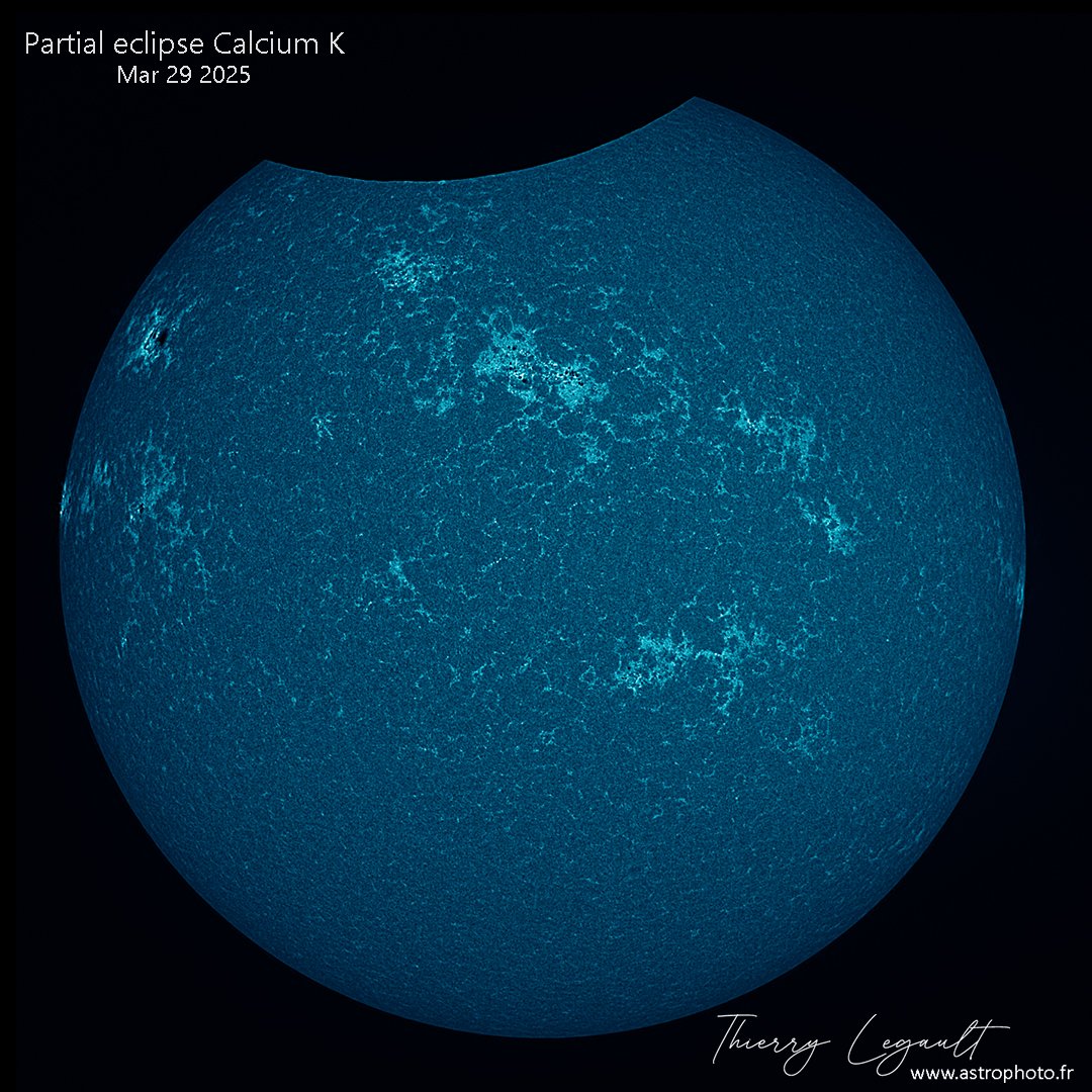 ThierryLegault's tweet image. Today's partial eclipse from Paris in Halpha and calcium K 馃槑