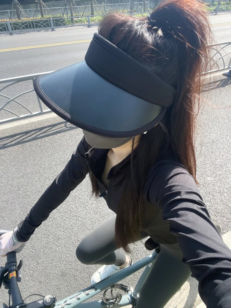 Clear your mind, find your rhythm. The morning sun is waiting! ☀️🚴