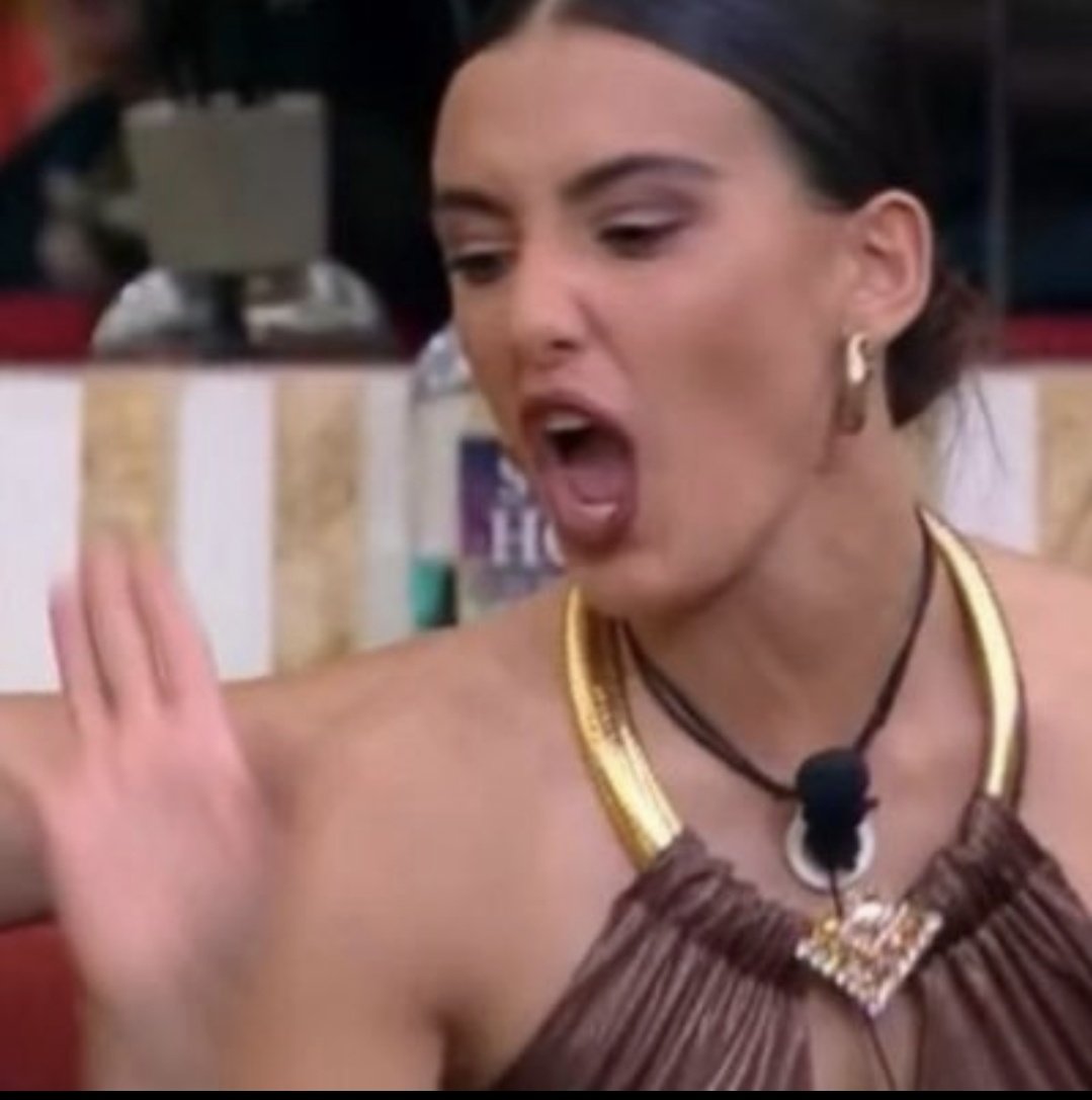 bennusa__'s tweet photo. nullità voterò chiunque per farti perdere e non vedo l'ora di vederti sommersa dalla merda che meriti 
#GrandeFratello 
#helevier https://t.co/1Pf0KHvWp1