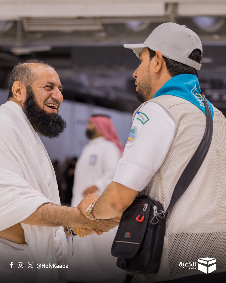 HolyKaaba's tweet photo. Congratulations are exchanged in the Al-Haram’s courtyards, and the delight of children is overpowering on Eid Al-Fitr, in a unique setting where the joy of Eid is combined with the spirituality of the location.    #HolyKaaba 🕋  #eidulfitr2025 https://t.co/QubdRu7pYB