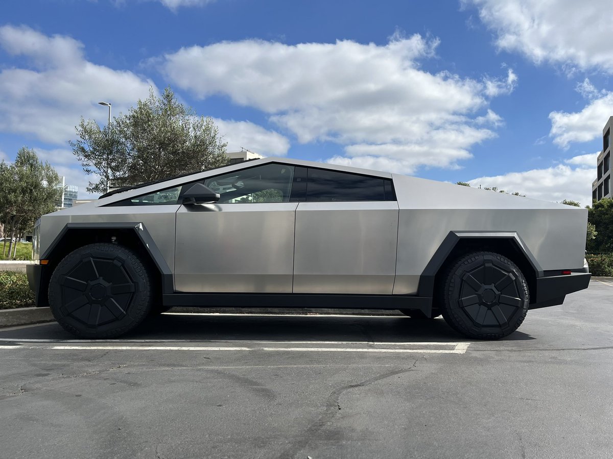 What’s the issue with this absolute beast? The Cybertruck is a masterpiece, but some people just don’t get it. Explain yourselves. ‍♂️ #Cybertruck #Tesla