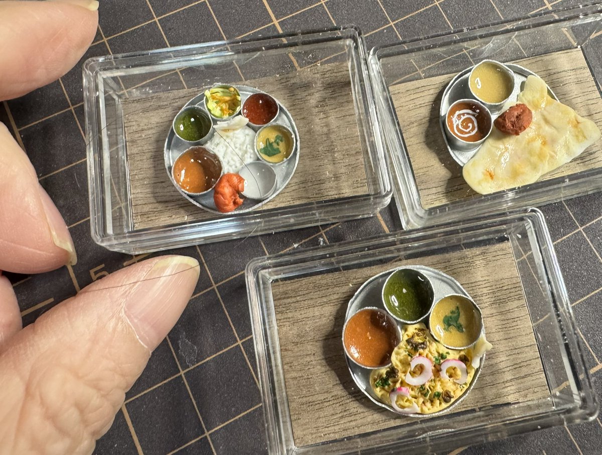 おはようございます！
本日も #ミニチュア極小技巧展2025 よろしくお願いいたします！
最終日、頑張ります！

写真は本日販売品です！
数量わずかですがよろしくお願いいたします🙇　#ミニチュア #カレー #インドカレー