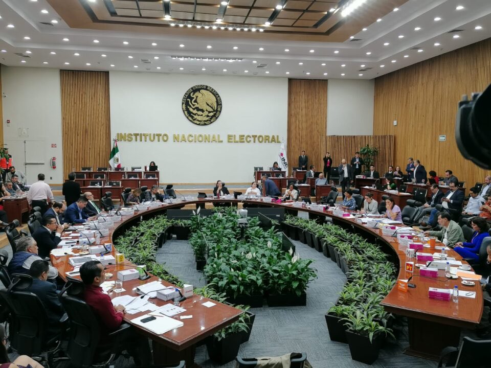 brauliolunan's tweet photo. #Ahora🔴| El @INEMexico aprobó con 8 votos un acuerdo que prohíbe al gobierno federal, estatal, municipal y a las dependencias públicas a difundir información sobre la elección judicial del 1 de junio de 2025.
La información orientada a explicar las boletas, cómo votar y a promover la participación deberá cesar.