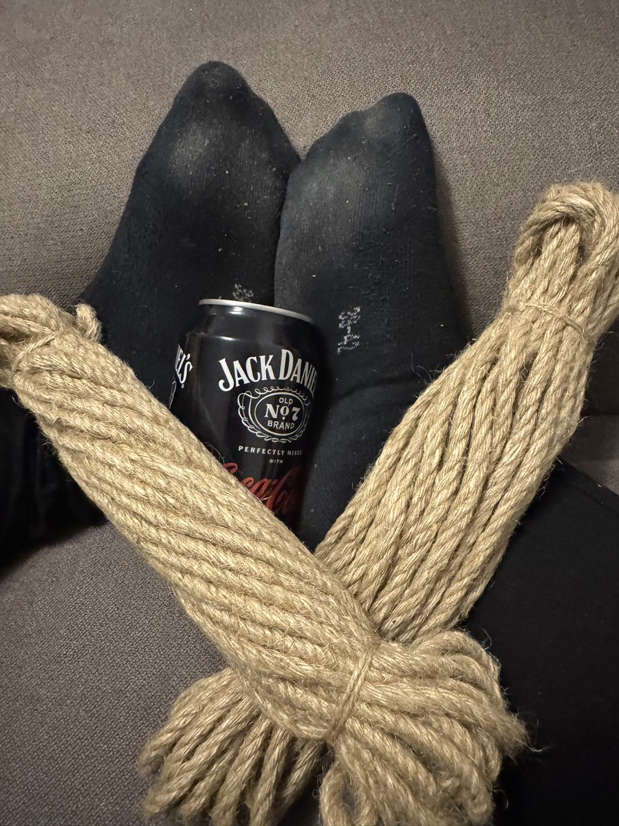 Da hab ich beim einkaufen doch was schönes entdeckt 🥰 ein paar Juteseile zum fixieren und erziehen  meines  SkLavens 😜 das wird ein entspanntes Wochenende #sklavenerziehung #schöneswochenende #feetworld👣 #fussfetisch #kunstprojekt #feetworshi̇p