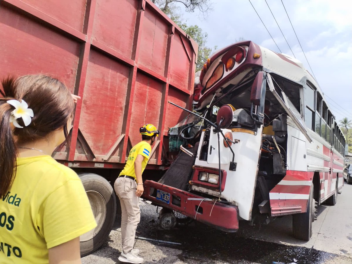 #AccidenteVial || Esta tarde, se registró un fuerte accidente de tránsito en el kilómetro 9, de la carretera Troncal del Norte.

En el lugar resultaron varias personas lesionadas, <a href="/alertacomando/">ComandosdeSalvamento</a> Apopa brindaron asistencia prehospitalaria.

📷: Cortesía 

#Conexión360Sv #TráficoSV