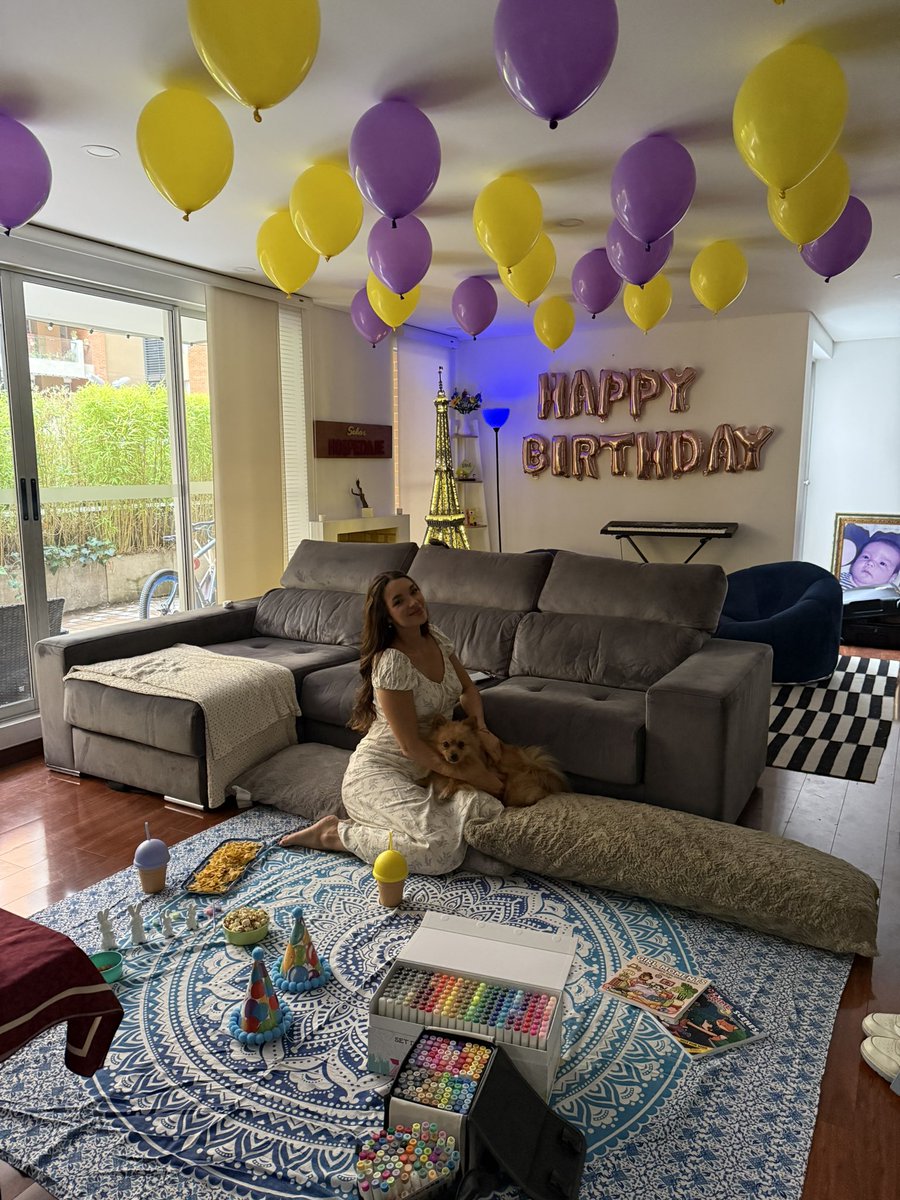 tenía planeado hacerle un picnic a mi novia por su cumpleaños, pero como llovió nos tocó hacerlo dentro del apartamento y pues si ella es feliz, todos lo somos 🤍🥳