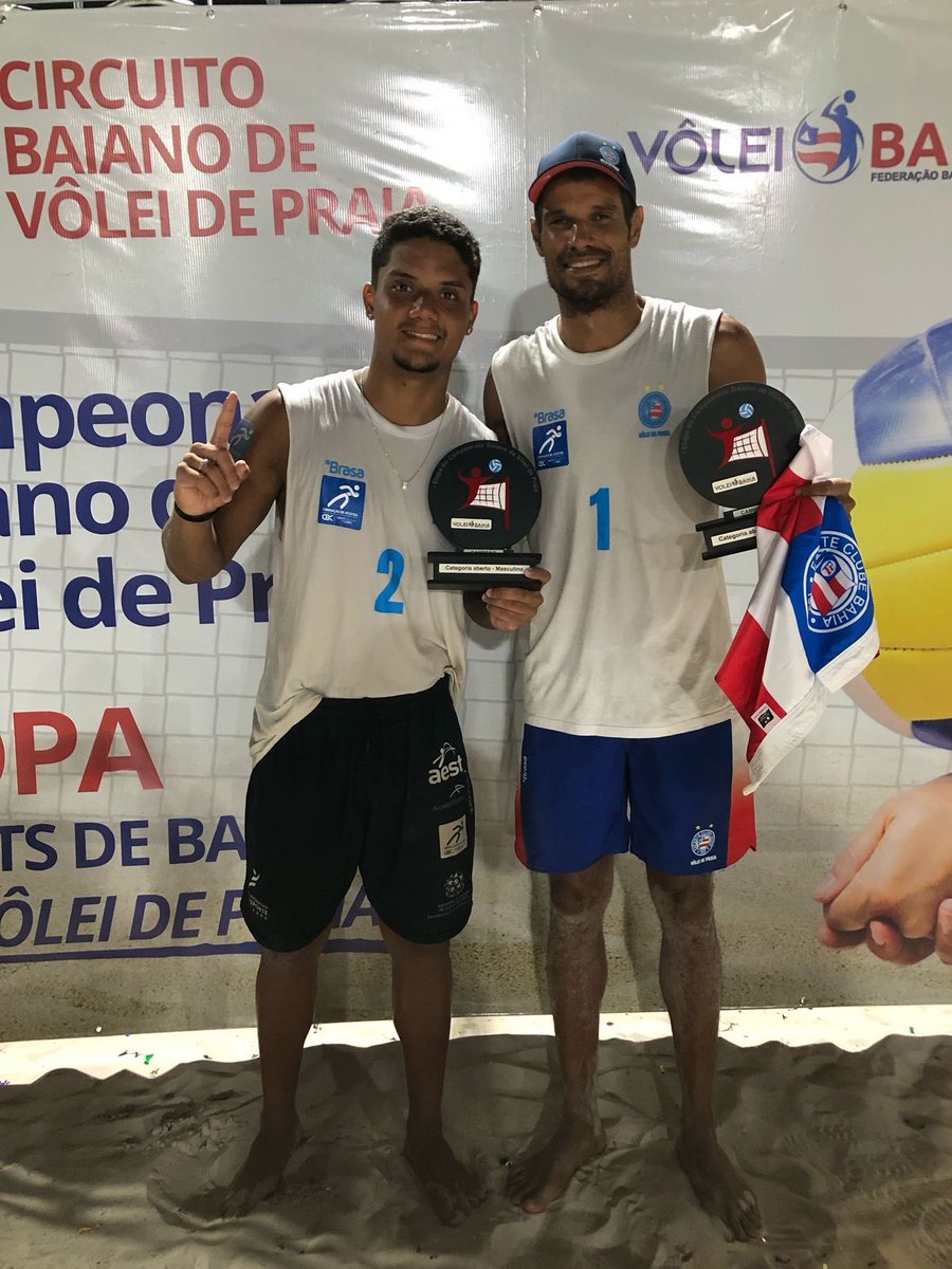 ecbahiaassoc's tweet photo. 🙅🏻‍♂️🏐🏆 Como diria nosso querido @CaioAlexandre05, 𝑵𝑨̃𝑶 𝑻𝑬𝑴 𝑱𝑬𝑰𝑻𝑶: 𝐍𝐀𝐒𝐂𝐄𝐌𝐎𝐒 𝐏𝐀𝐑𝐀 𝐕𝐄𝐍𝐂𝐄𝐑!

Pouco mais de uma semana após o anúncio do vôlei de praia do Bahia, duplas Lívia e Bulcks e Moca e Juca conquistam os primeiros títulos tricolores na modalidade.

Elas derrotaram Amanda e Laiza, enquanto eles superaram Belo e Lombardi, do CT Ailton Júnior, por 2 a 1 e 2 a 0, respectivamente.

Feito foi alcançado na categoria aberto da 1ª etapa do estadual. De quebra, ainda ficamos com o 3º lugar no feminino, conquistado por Yara e Sofia.

🗓️ Próximo compromisso na modalidade é já na quarta-feira (2), em Saquarema (RJ), valendo mais um título: o da 2ª etapa do Circuito Nacional.

#ECB #BBMP #BahiaOlímpico #VôleiDePraia