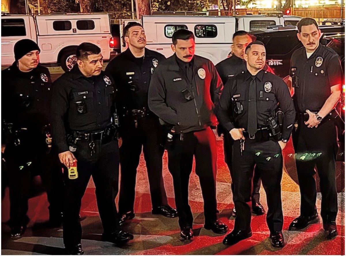 🚨 Wilshire Division Patrol - W3 with K9.
Last night, officers displayed exceptional teamwork and dedication, apprehending three of the four suspects, recovering three firearms in the process.   Great example with K9’s serving as de-escalation tools. Incredible work by W3! 🙌🐾