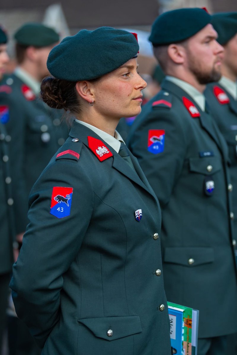 Vandaag legden in Borne 80 mannen en vrouwen de eed of belofte af aan onze Koning en ons land. Met de woorden: “𝘐𝘬 𝘻𝘸𝘦𝘦𝘳 (𝘰𝘧 𝘣𝘦𝘭𝘰𝘰𝘧) 𝘵𝘳𝘰𝘶𝘸 𝘢𝘢𝘯 𝘥𝘦 𝘒𝘰𝘯𝘪𝘯𝘨, 𝘨𝘦𝘩𝘰𝘰𝘳𝘻𝘢𝘢𝘮𝘩𝘦𝘪𝘥 𝘢𝘢𝘯 𝘥𝘦 𝘸𝘦𝘵𝘵𝘦𝘯 𝘦𝘯 𝘰𝘯𝘥𝘦𝘳𝘸𝘦𝘳𝘱𝘪𝘯𝘨 𝘢𝘢𝘯 𝘥𝘦