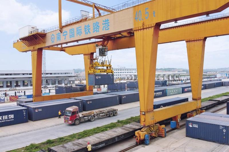ChinaDaily's tweet photo. China's transport industry maintained its growth momentum in the first two months, with increases in key indicators such as freight volume and port cargo, according to the Ministry of Transport. #economy https://t.co/UYzJgOujWy https://t.co/tNafoc3l2C