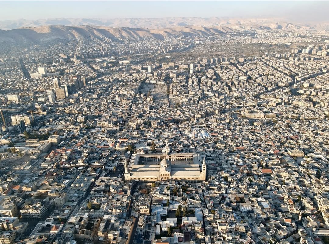 لقد صمنا عن الأفراح دهراً
وأفطرنا على طبق الكرامة
فسجِّل يا زمان النصر، سجل
دمشقُ لنا إلى يوم القيامة