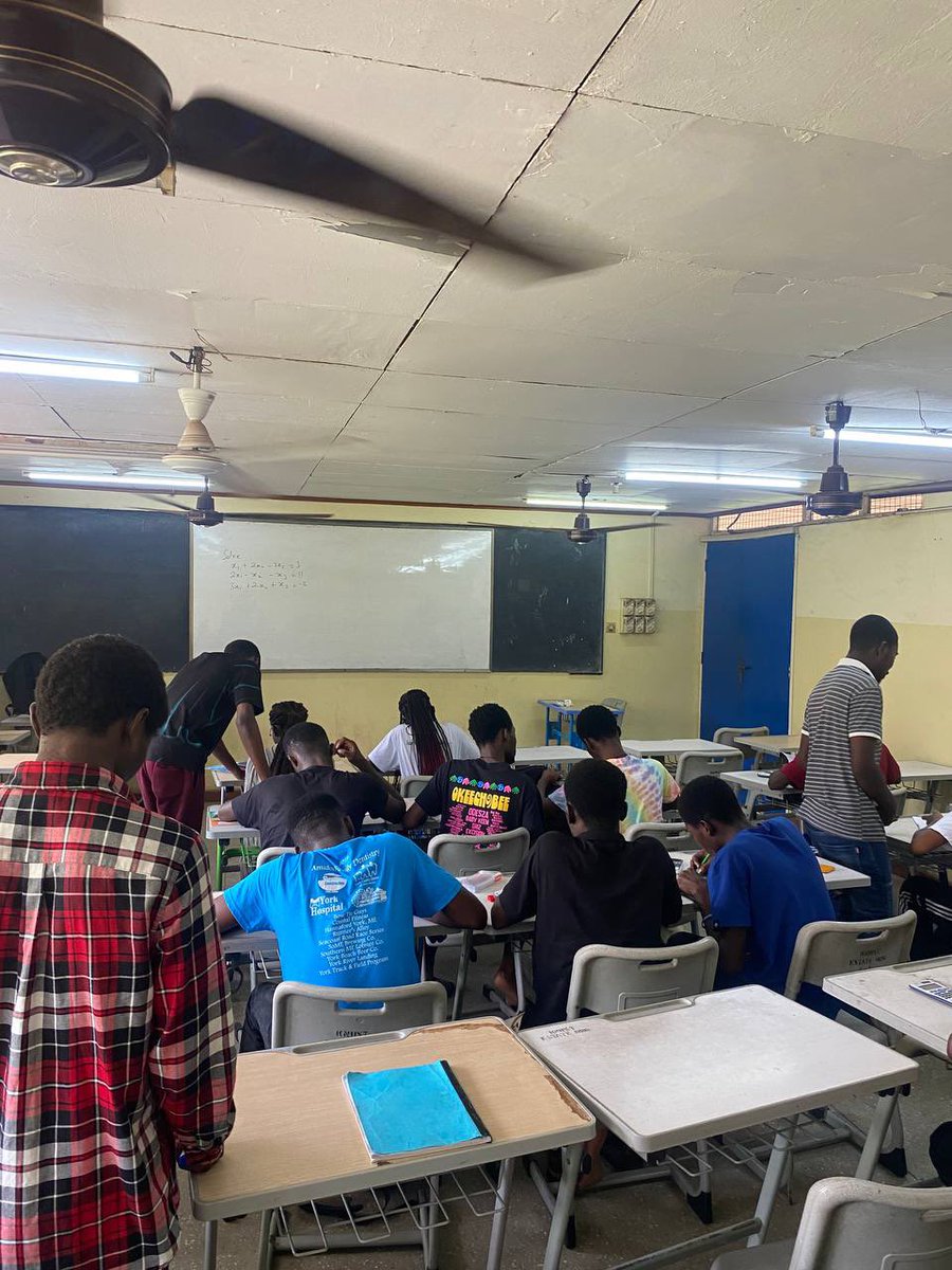 _PrinceOppong's tweet image. To address the academic challenges faced by some freshmen in the College of Engineering, an intensive tutorial session was organized earlier today. I remain committed to helping engineering students achieve the highest level of excellence in their education. You remain the focus.