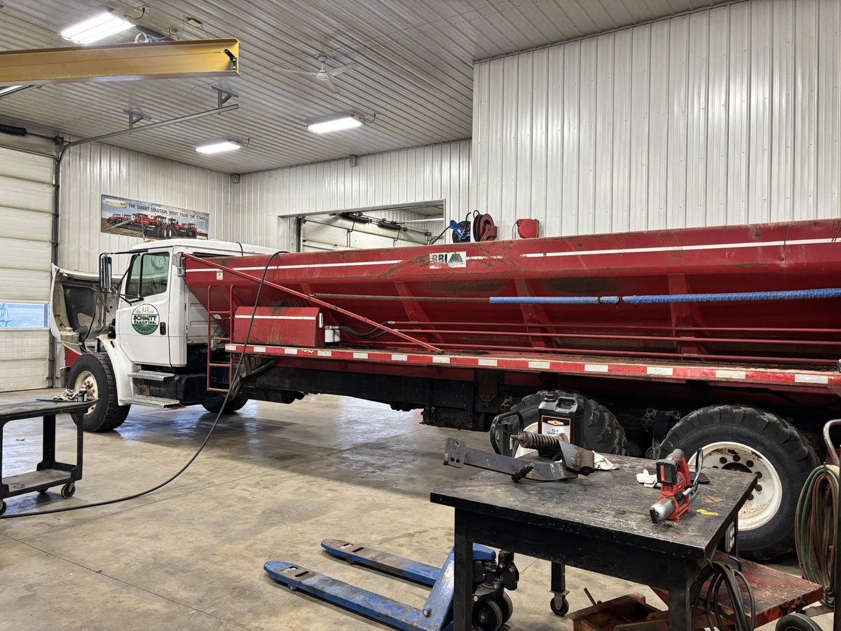 Some shop work happening on this rainy day 🌧️ patiently waiting to get in the fields here in west central Wi.