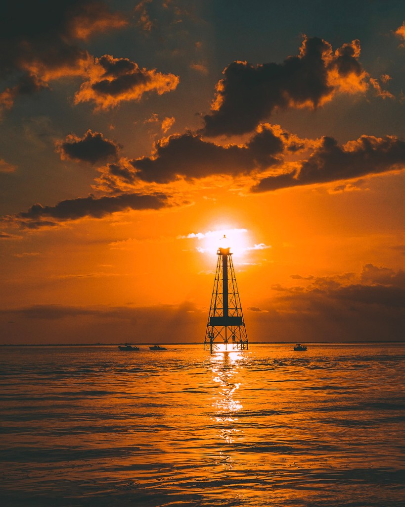 Alligator Reef Lighthouse is waiting for you! Experience it on one of our sunset trips for unforgettable views 🗺️🔦

#robbies #floridakeys #islamorada #snorkel #adventure #lighthouse #fishing