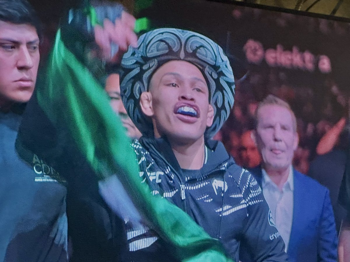 INVITADO DE LUJO 🔥🔥🔥👊🏻🇲🇽👊🏻

El gran campeón mexicano <a href="/Jcchavez115/">Julio César Chávez</a> acompaña al peleador Ronaldo "Lazy Boy" Rodríguez en su entrada a la Arena Ciudad de México para su batalla ante el peruano Kevin Borjas 🙌🏻

#UFCMexico 
<a href="/TudnRadio/">TUDNRadio</a> <a href="/TUDNMEX/">TUDN MEX</a>