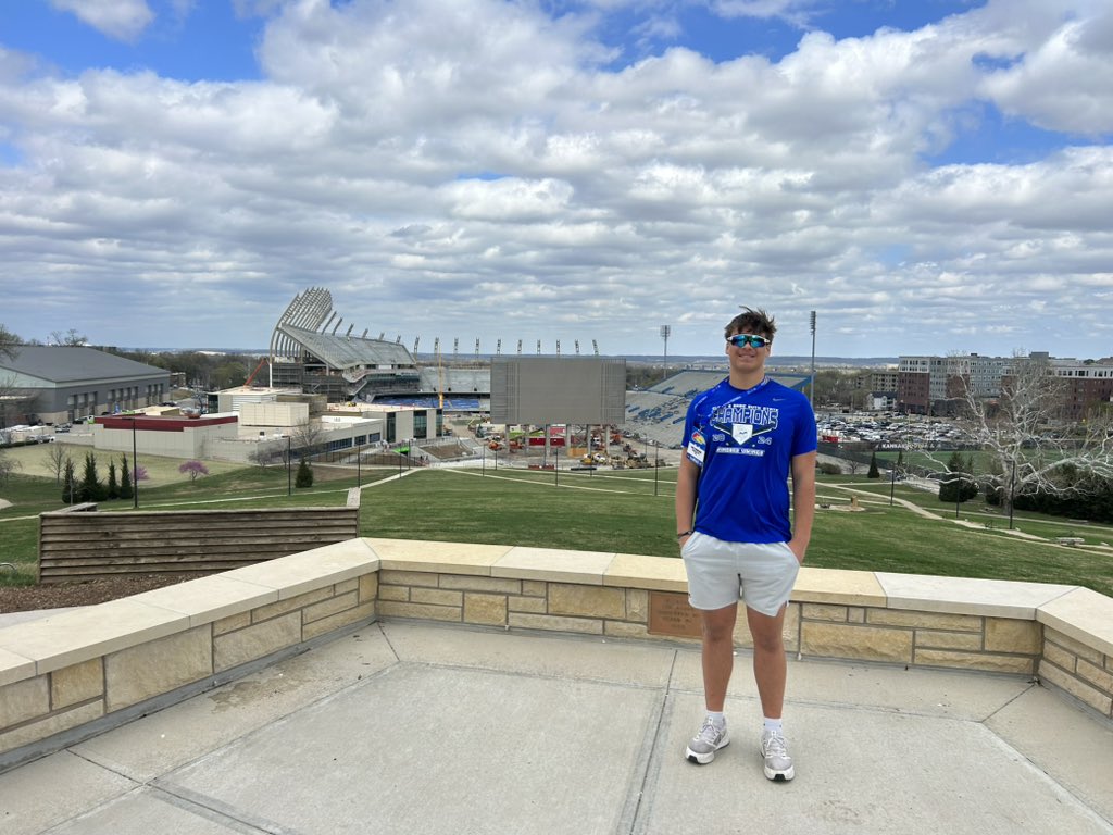 #AGTG Had a great time in Lawrence today! After a great conversation with <a href="/CoachLeipold/">Lance Leipold</a> I’m blessed to say I’ve received an offer from <a href="/KU_Football/">Kansas Football</a>! Thank you for believing in me. #RockChalk <a href="/BillyBonneau/">Billy Bonneau</a> <a href="/CoachAgpalsa/">Daryl Agpalsa</a> <a href="/CoachSvarczkopf/">Greg Svarczkopf</a>