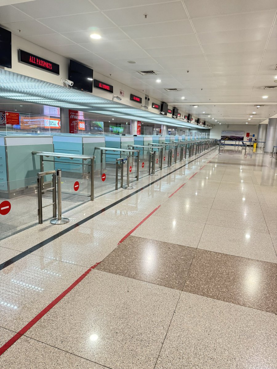 ベトナム🇻🇳入国
いつも長時間かかるイミグレも朝5時は3カ所だけ開放。でも、50人以上の長蛇の列が。
相変わらず早く通すと言う意識がない😓