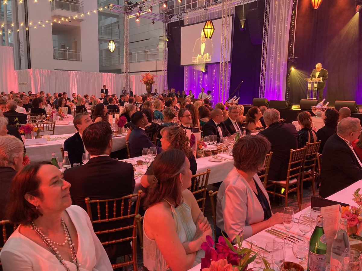 Bijzonder Haags #Ondernemersgala in stadhuis <a href="/GemeenteDenHaag/">Gemeente Den Haag</a> met onder meer #FemaleFusion en <a href="/AntjeMonteiro/">Antje Monteiro</a> Dank <a href="/rocmondriaan/">ROC Mondriaan</a> voor de uitnodiging, samen sterker voor #Haaglandengezonder