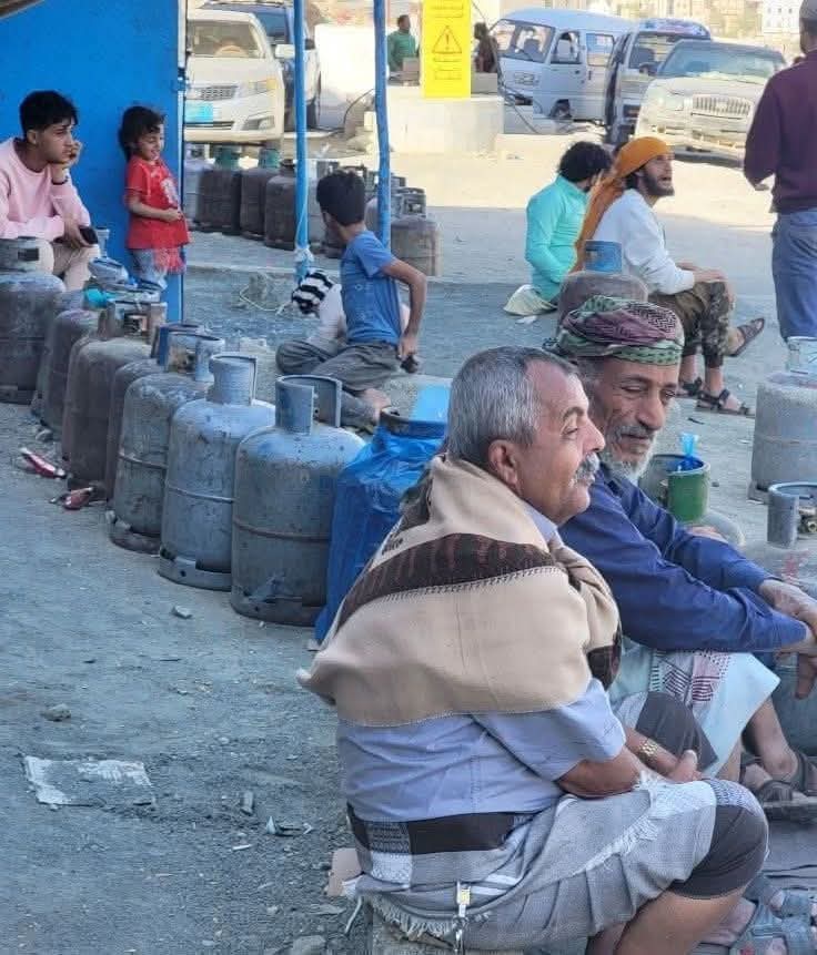 عيالهم في الخارج، وأوضاعهم رفاهية وبذخ، ثم يهنئون جنديًا راتبه 30 دولارًا، ومدرسًا راتبه 40 دولارًا، ويبيعون وعودًا جوفاء عن استعادة الدولة!
هل حقًا سينصر الله هذه القيادات؟ أو ينظر بعين الرحمة لمن يقاتل في صفها؟
مهما كنت على حق، فإن الله لن يقبل منك أن يتولاك فاسدٌ سارقٌ