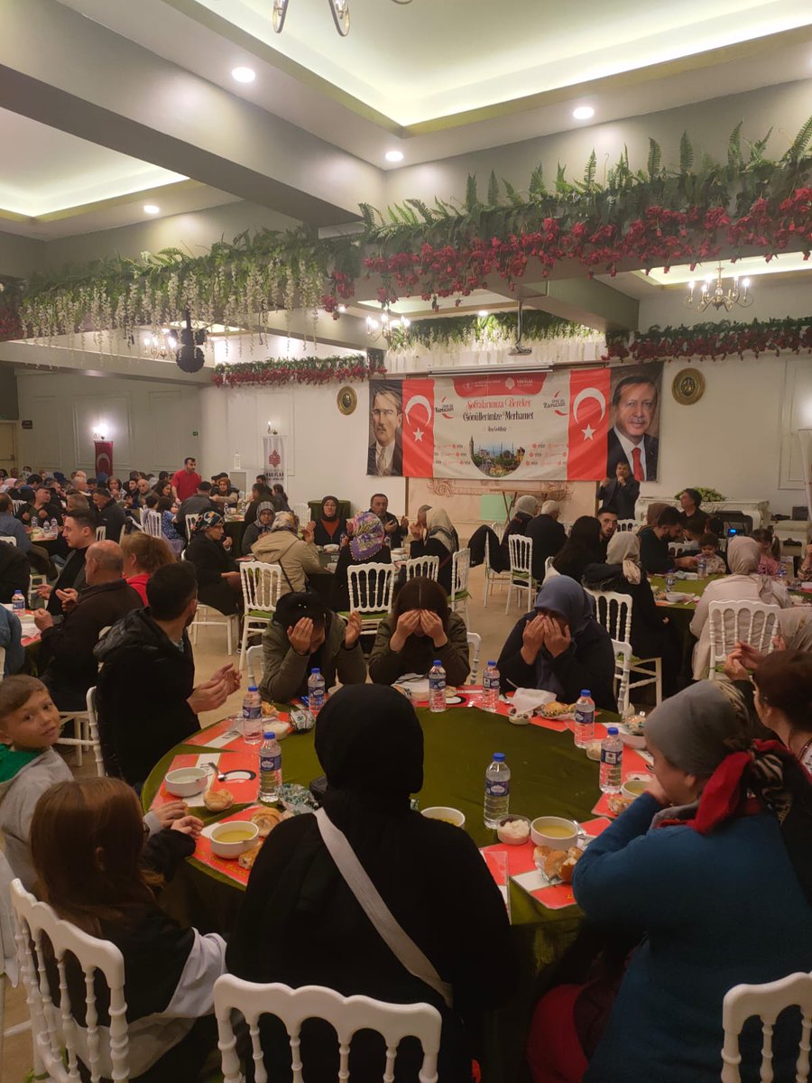 VakiflarSamsun's tweet photo. "Sofralarımıza Bereket, Gönüllerimize Merhamet”   

"Vakfeden Gönüllerin Bereketli Sofrası" şiarıyla kurulan 29.iftar sofralarımızda vatandaşlarımızla buluştuk.    

#sofralarabereket #gönülleremerhamet #vakıflargenelmüdürlüğü

@VakiflarGM @sinanaksu https://t.co/XD5hlxYUVf
