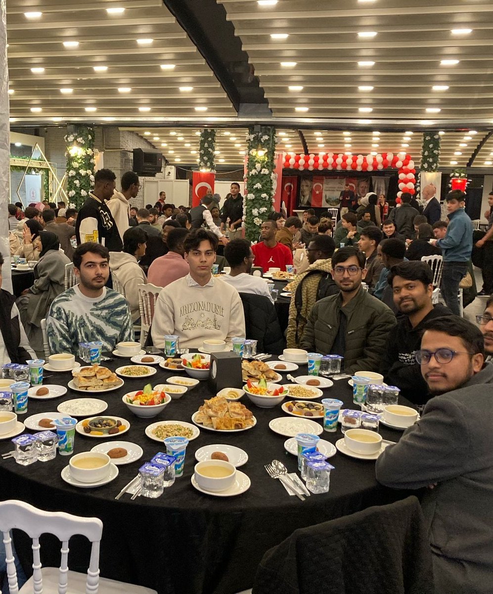 VakiflarSamsun's tweet photo. "Sofralarımıza Bereket, Gönüllerimize Merhamet”   

"Vakfeden Gönüllerin Bereketli Sofrası" şiarıyla kurulan 29.iftar sofralarımızda vatandaşlarımızla buluştuk.    

#sofralarabereket #gönülleremerhamet #vakıflargenelmüdürlüğü

@VakiflarGM @sinanaksu https://t.co/XD5hlxYUVf