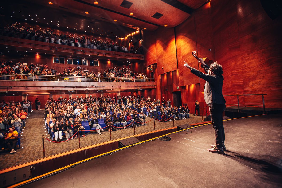 Chillán, siempre es hermoso volver tras los pasos de la vida a tu poesía, tradición y amor. 

Chillanejos por un día, y para siempre.

Gracias.

Fotos: @rene_bravo_fotografia 

Más información y fechas de gira en manugarpez.com