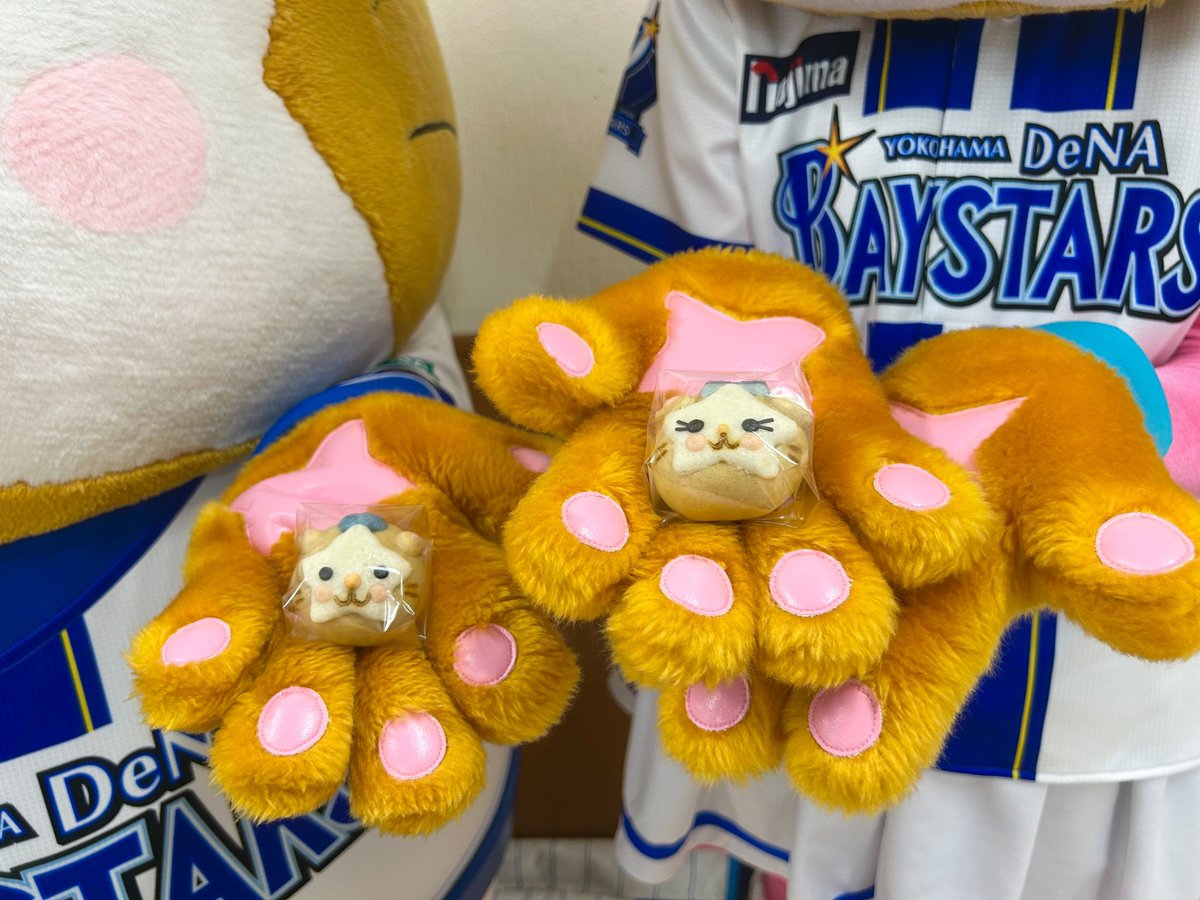 ydb_yokohama's tweet photo. 今シーズンも #かわいすぎて食べられない グルメが新登場🥺💕

ベイ餃子(1通路横)にて販売中の「マスコットまんじゅう DB.スターあん・DB.キララ」🐹
こしあんのスターマンとさくら餡のキララの2個セットです🌸✨

詳しくはこちら
https://t.co/PE1ZZwWGFY

#スターマン #キララ
#横浜スタジアム
#baystars