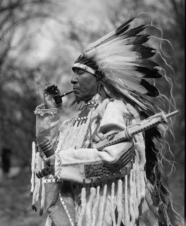 OkBriarSociety's tweet image. Long before briar pipes, Indigenous peoples used sacred pipestone to connect the physical and spiritual. Their ceremonial traditions remind us that pipe smoking is more than a pastime—it's a ritual of connection.
#PipeSmokingHistory #IndigenousTraditions #SacredPipe