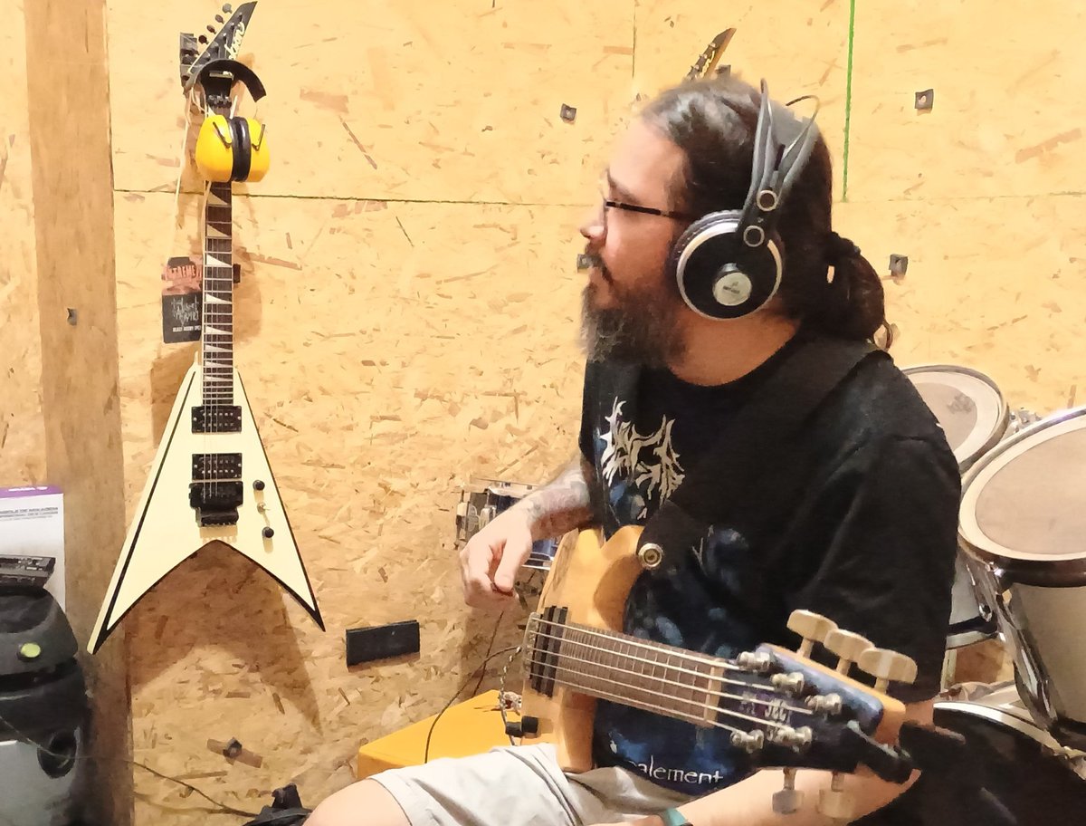 Today we finished recording the bass! Next week it will be our vocalist Leo Montana's turn.
#confounded
#recordingbass
#brazilianholocausto
#deathmetal