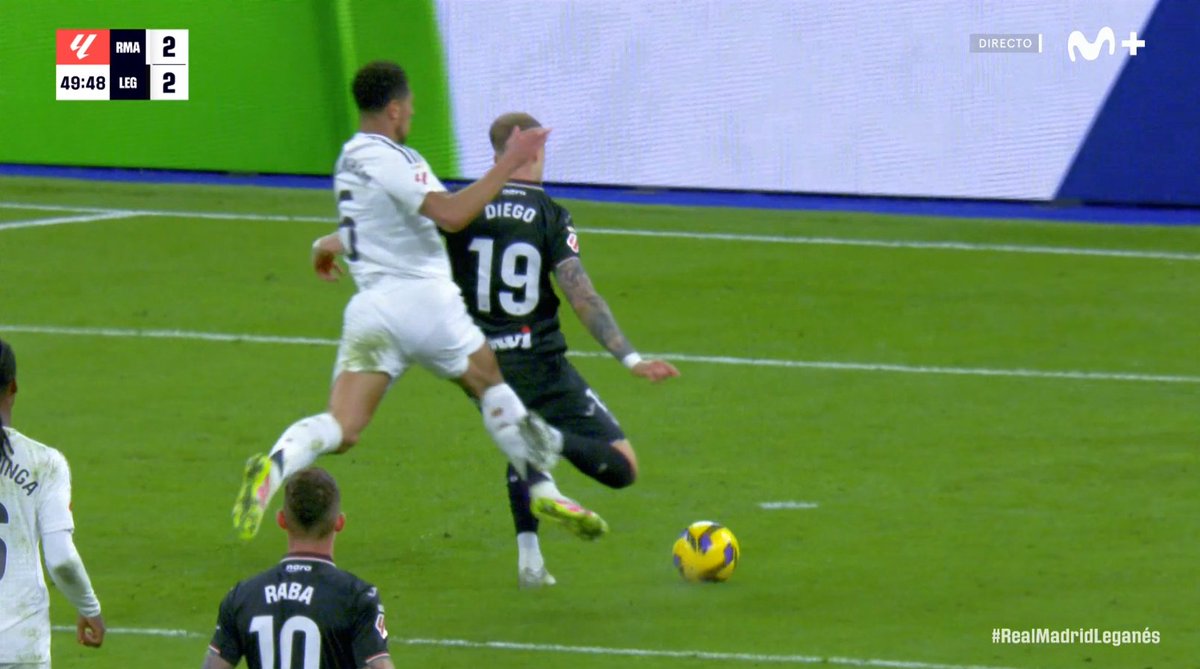 madridblaugrana's tweet photo. 🚨Están vivos en liga POR UN ROBO al Leganes

🚨Están vivos en copa POR UN ROBO al celta

🚨Están vivos en Champions POR UN ROBO al Atleti

⛔El Real Madrid está vivo por ATRACOS ARBITRALES,FIN https://t.co/GivGud46LV
