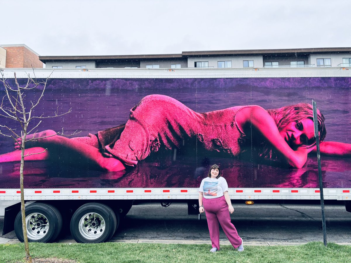 hellotayswift's tweet photo. Would chill but CAN’T because we’re seeing @KelseaBallerini tonight 🥳💜 https://t.co/EKZIVdU0kE