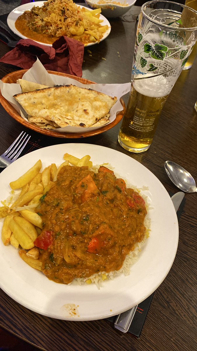 GrantBellingha2's tweet photo. 3 points ,3 pints,chicken bunah , lamb bunah, prawn bunah , mushroom rice, bag of chips, keemanan, and nine poppadoms. https://t.co/voTuxITHkv